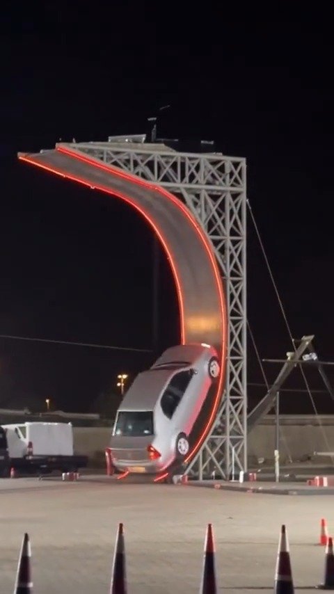 سيارة لوجان تتفوق على سيارات تيسلا