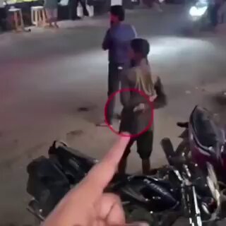 صبي يعتدي بقسوة مجردة من الضمير على شخص عاجز باستخدام وسيلة صغيرة وغير مألوفة.